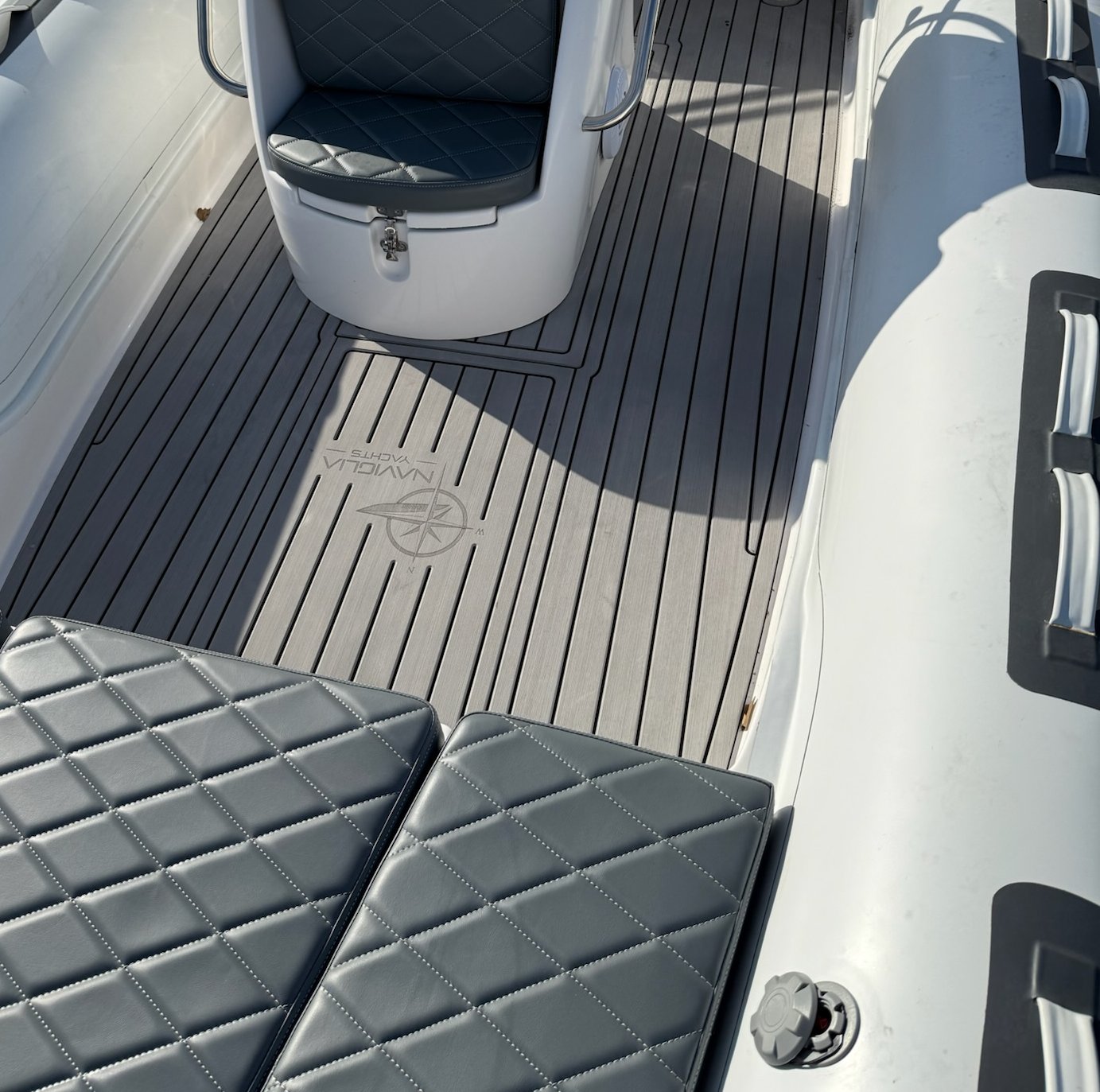 Pagliolo grigio con logo Naviglia Yachts inciso fra consolle e prendisole del NAVY 6.00