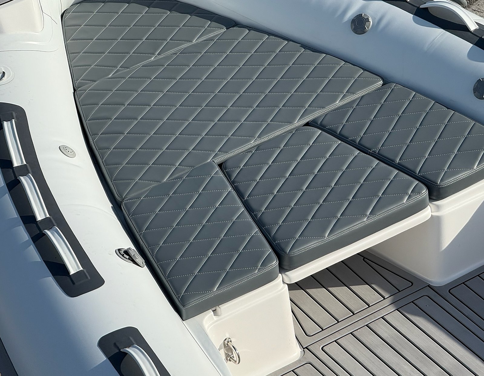 Prendisole di prua del NAVY 6.00 in grigio trapuntato a rombi, tubolare bianco con maniglie