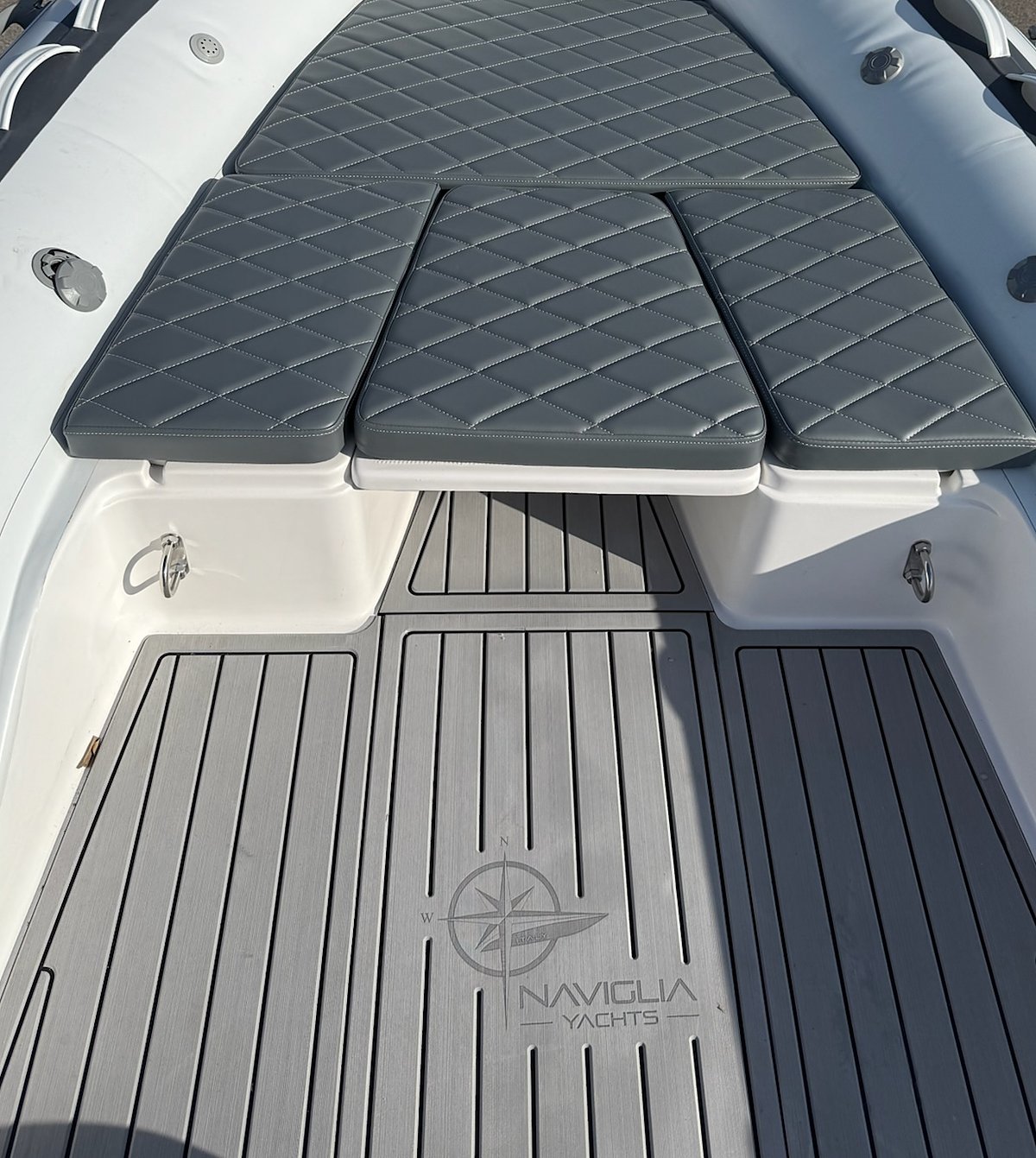 Prendisole di prua grigio e pagliolo con logo Naviglia Yachts inciso sul NAVY 6.00