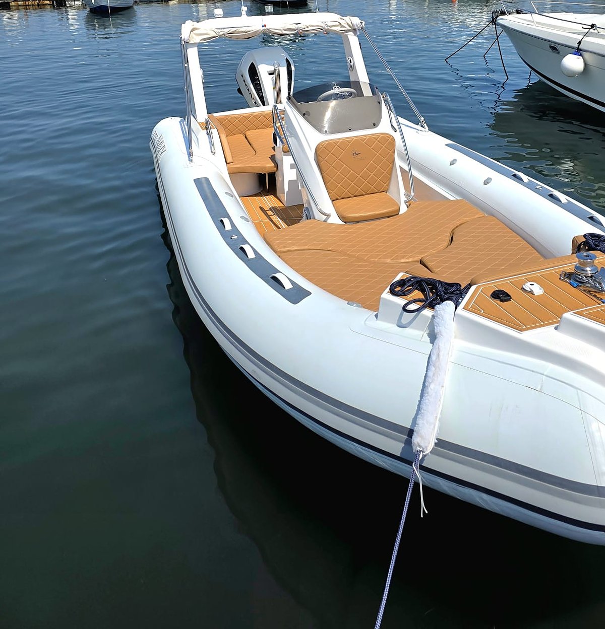 Coperta del NAVY 7.60 vista da prua in porto: prendisole cuoio, consolle e pagliolo effetto teak