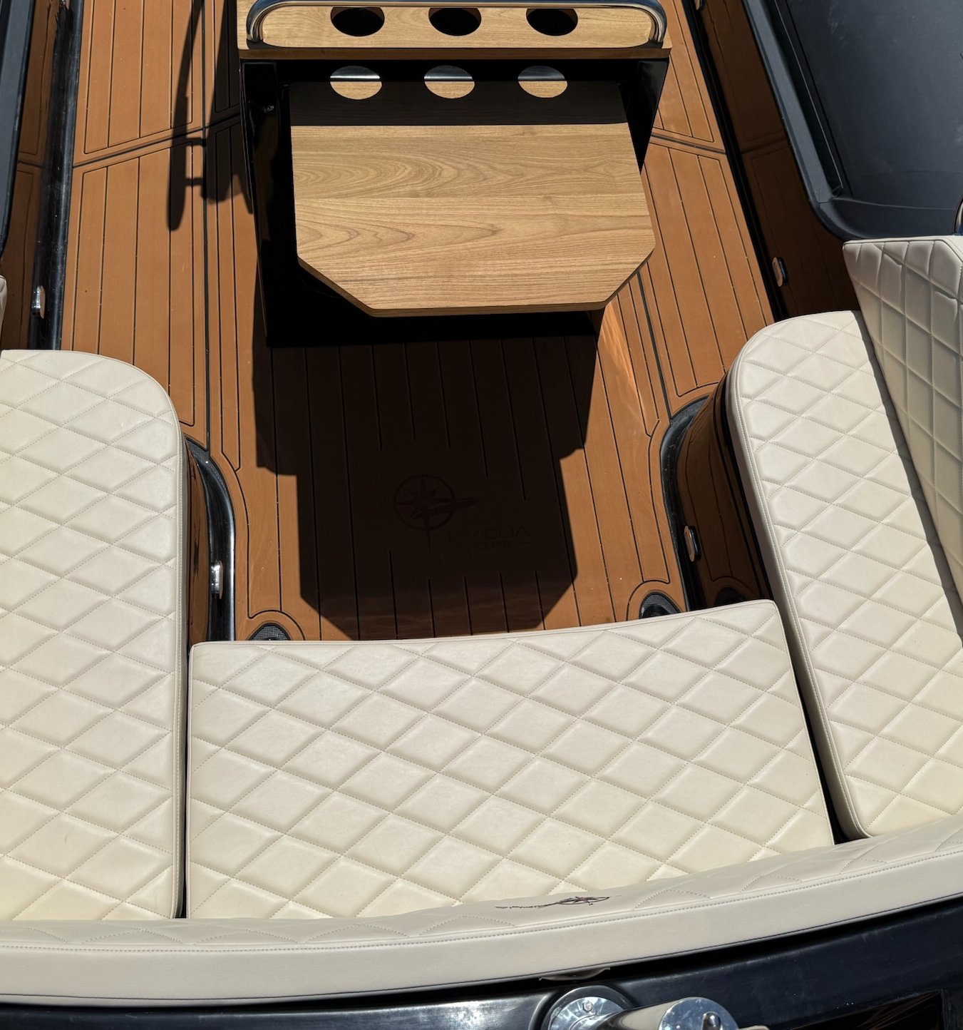 Dinette crema del NAVY 7.60 dall'alto con tavolo in legno e pagliolo effetto teak