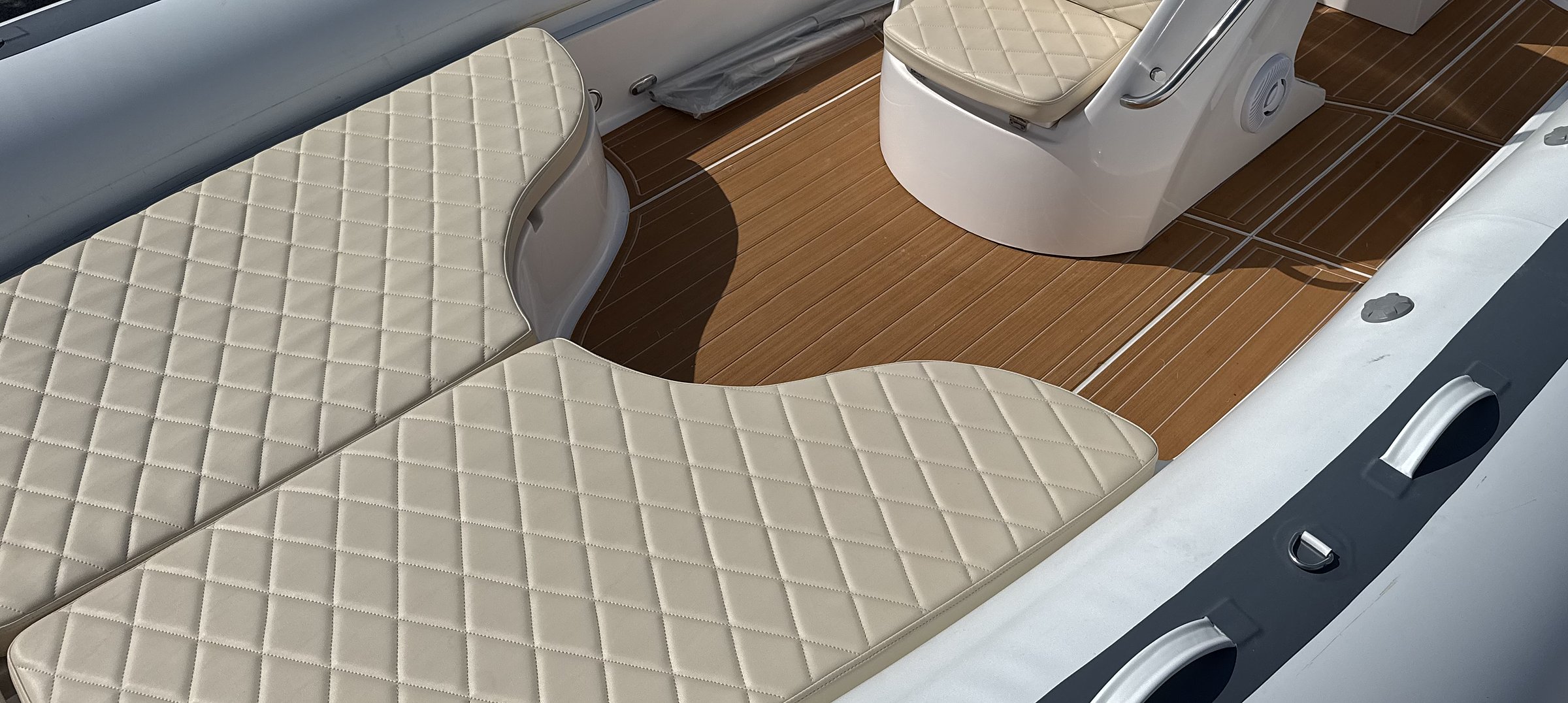 Prendisole di prua crema trapuntato e pagliolo effetto teak del NAVY 7.60 bianco