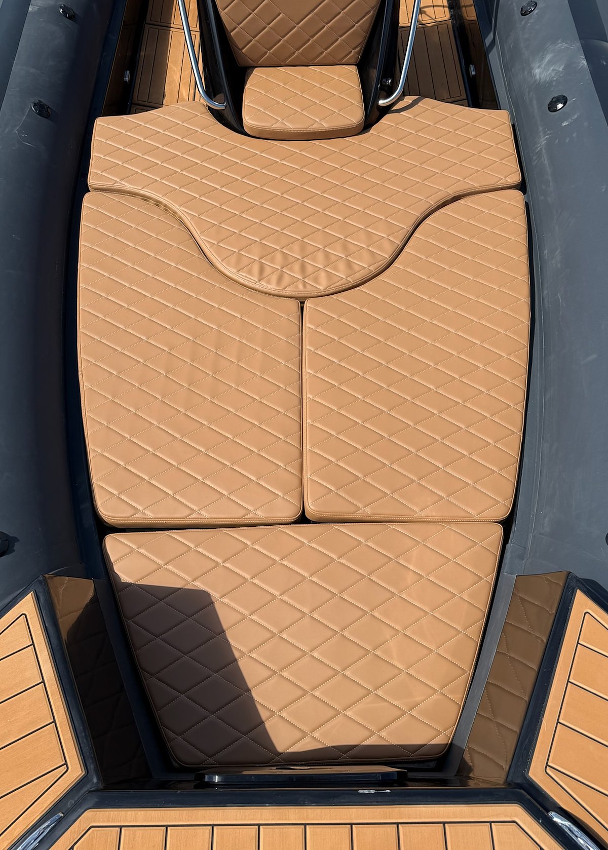 Tan bow sun pad between the anthracite tubes of the NAVY 7.60, seen from above