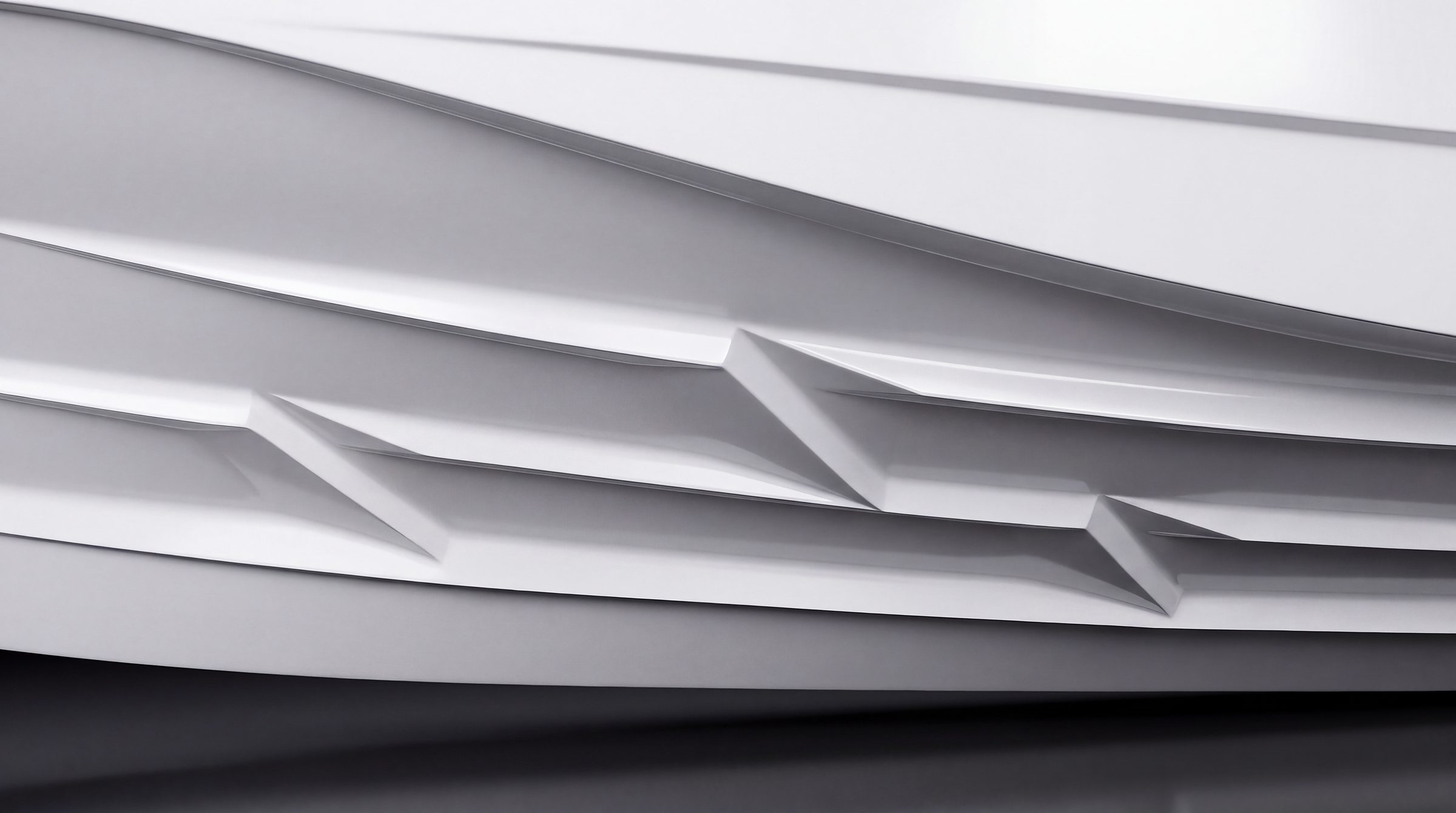 Naviglia vision: close-up of the steps of a double-step hull in white gelcoat, with wedge-shaped faces and sharp strakes that stop and start again, staggered
