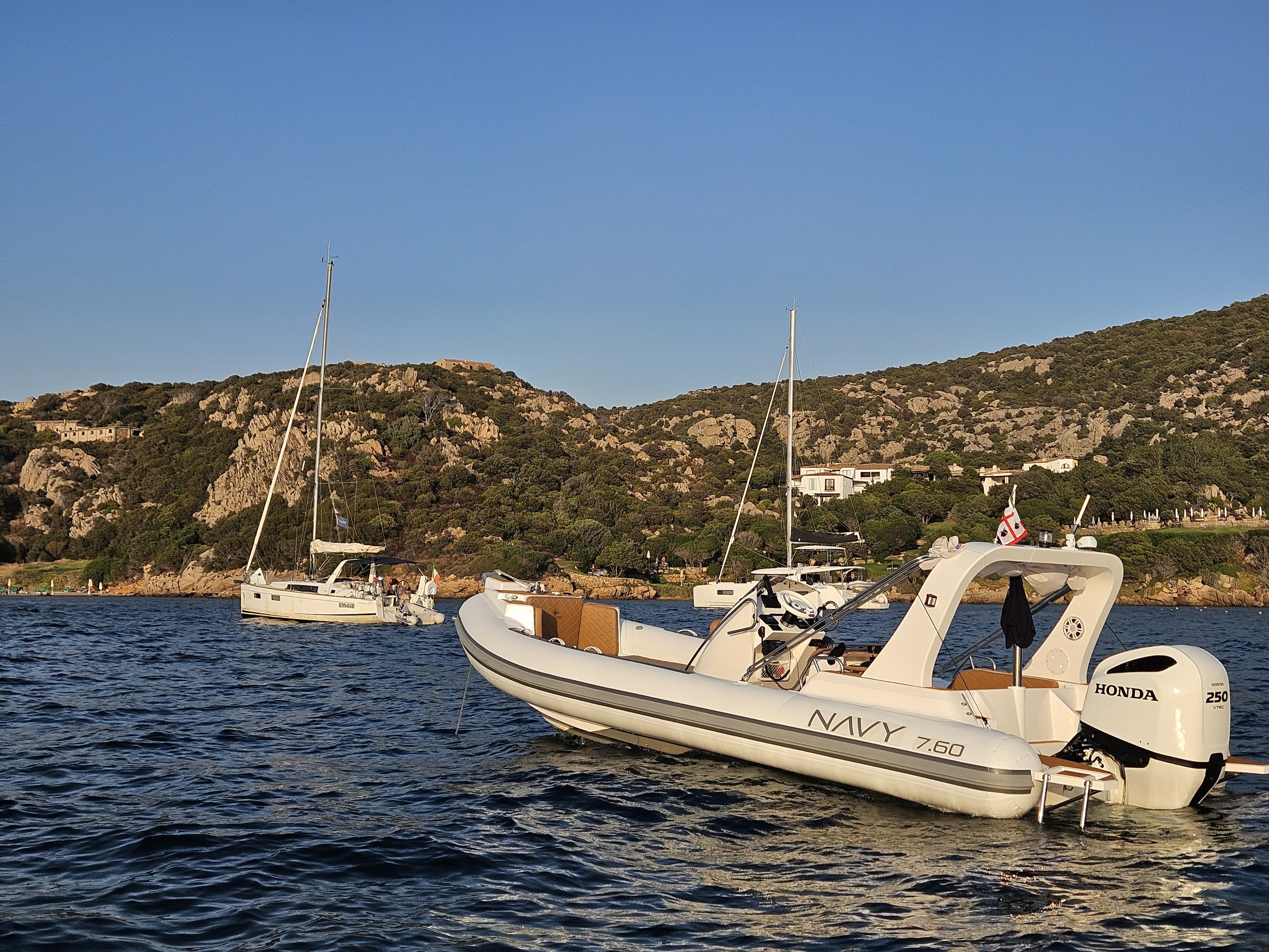 NAVY 7.60 bianco all'ancora in una rada di granito, scritta NAVY 7.60 sul tubolare e fuoribordo Honda
