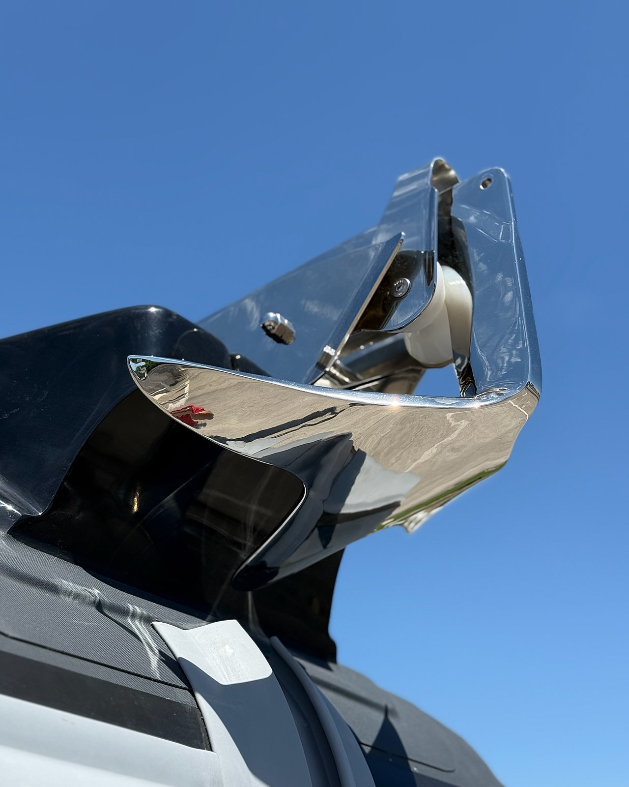 Mirror-finish stainless bow roller against the blue sky, NAVY 7.60