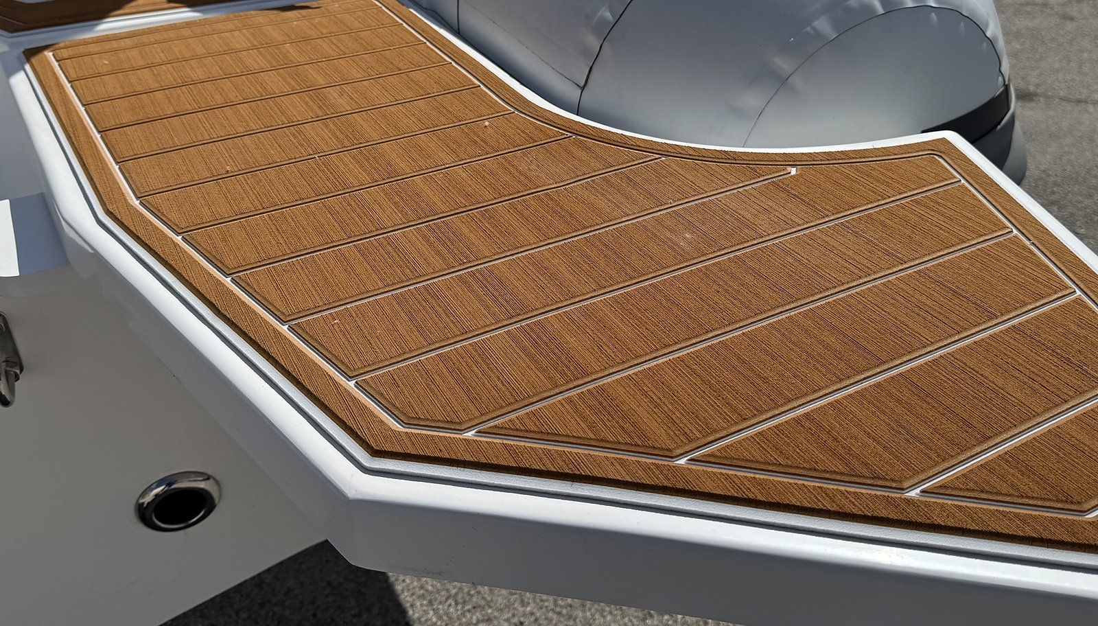 Plancetta di poppa del NAVY 7.60 bianco in effetto teak con comenti chiari e bordo bianco