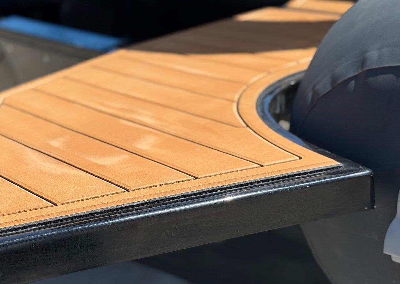 Plancetta di poppa del NAVY 7.60 rivestita in effetto teak con bordo nero lucido