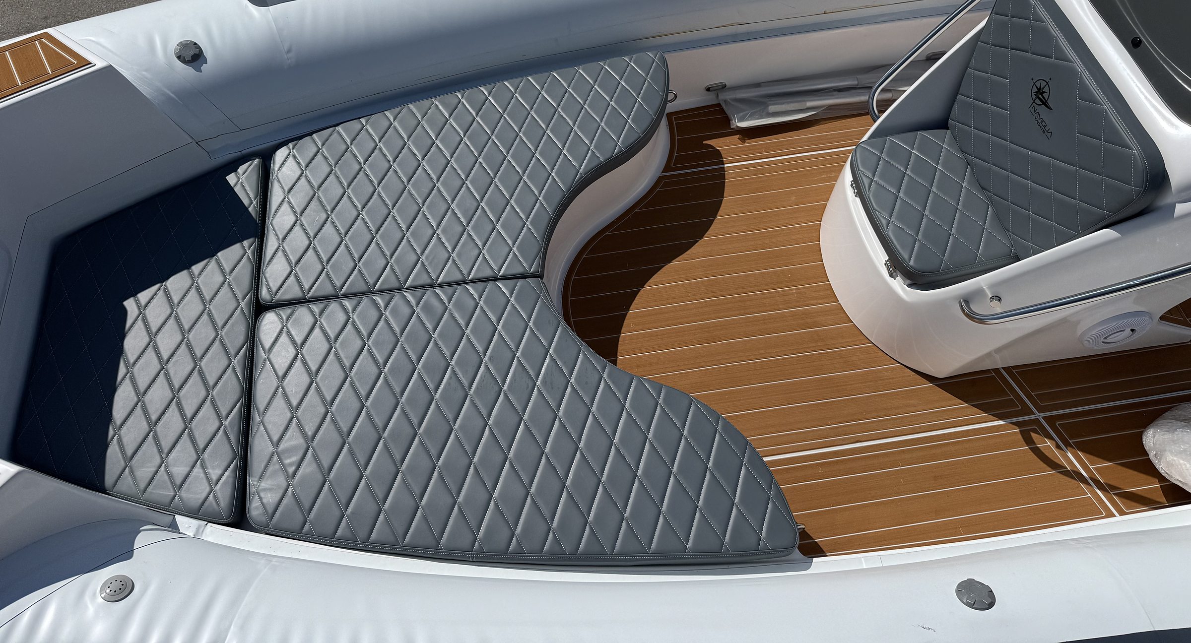 Prendisole grigio a rombi, pagliolo effetto teak e seduta consolle con logo del NAVY 7.60 bianco
