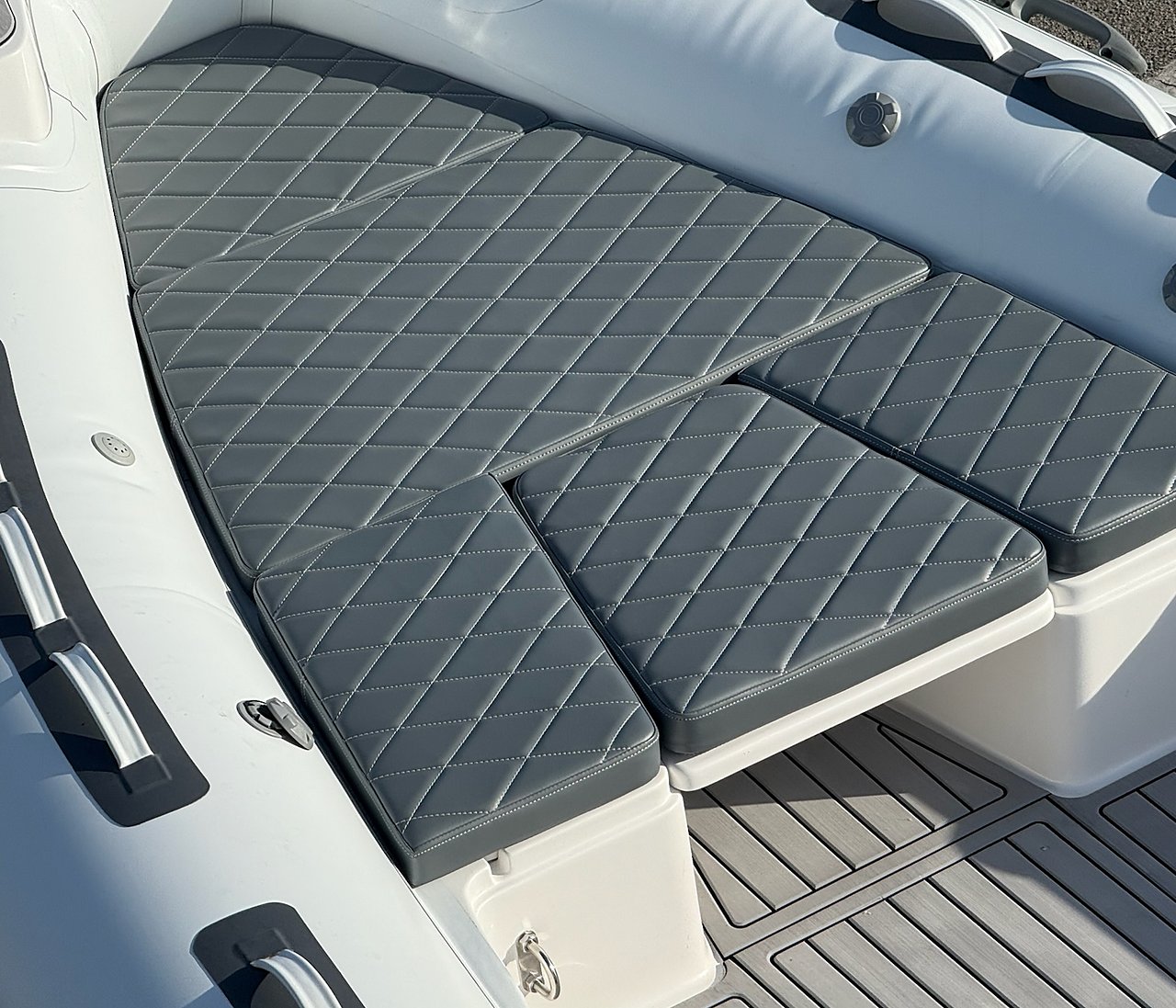 Prendisole di prua grigio trapuntato del NAVY 6.00 bianco, con pagliolo in EVA grigio