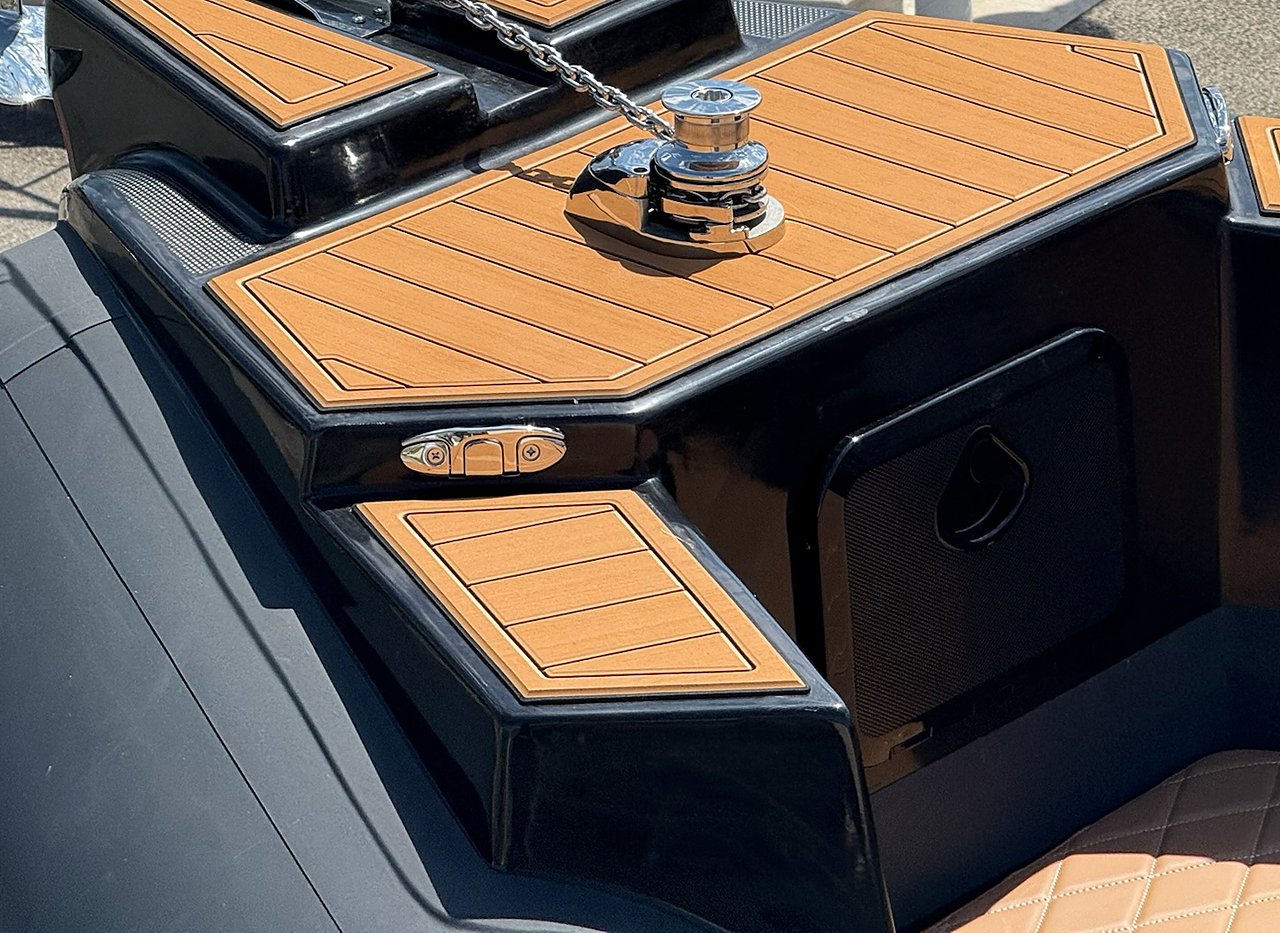 Prua del NAVY 7.60 antracite: coperta effetto teak, verricello, bitta a scomparsa e portello nero