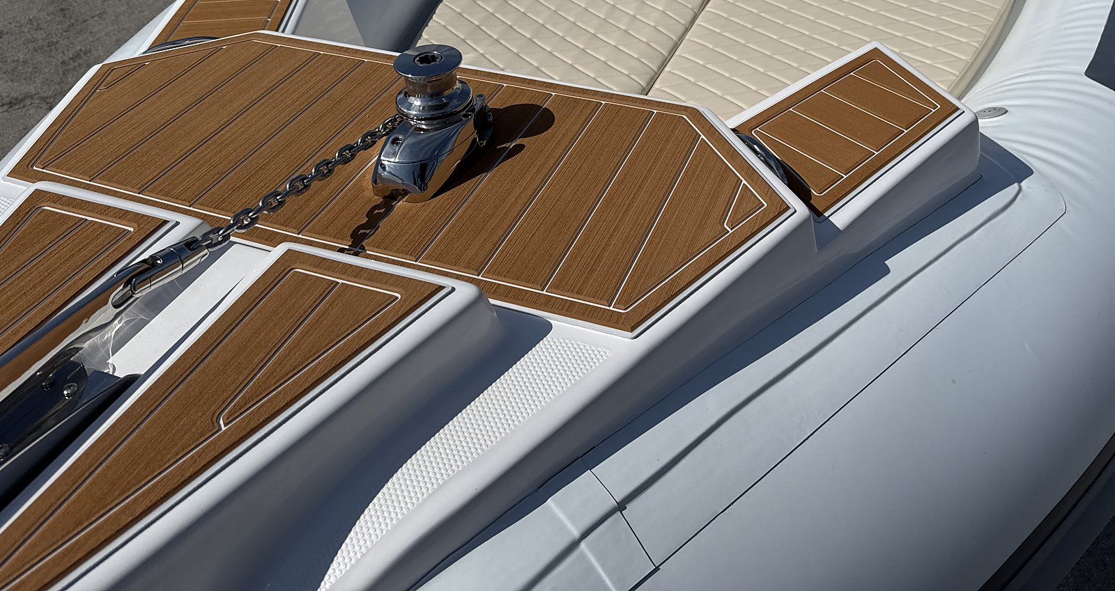 Teak-effect foredeck with stainless windlass, chain and anchor on the bow roller, NAVY 7.60