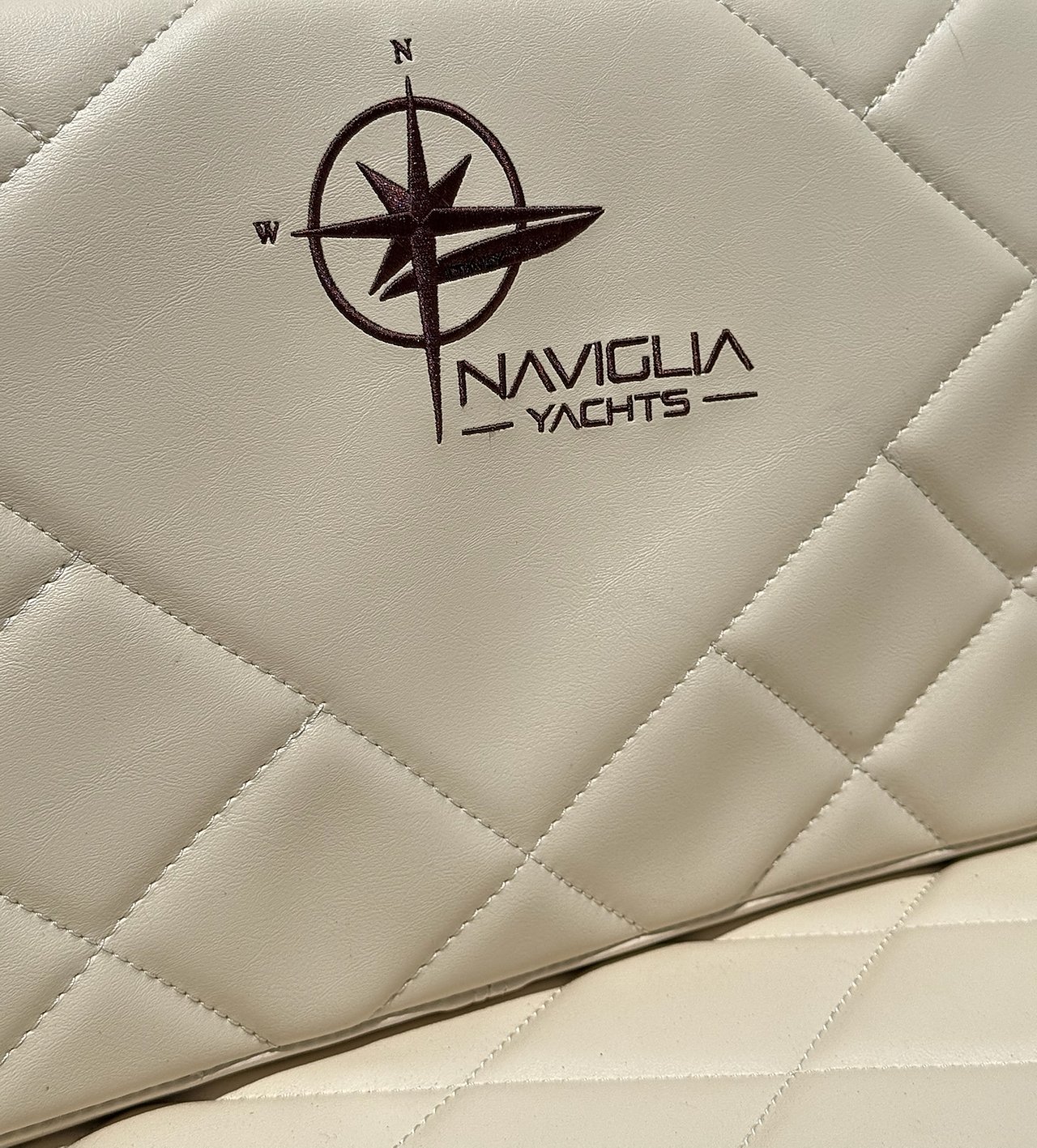 Ricamo frontale del logo Naviglia Yachts sullo schienale crema trapuntato del NAVY 7.60