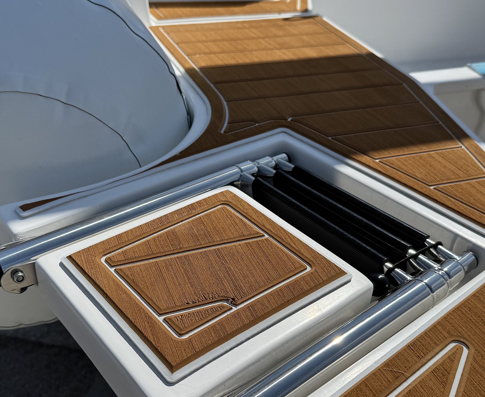 Scaletta bagno inox a scomparsa nella plancetta di poppa effetto teak del NAVY 7.60