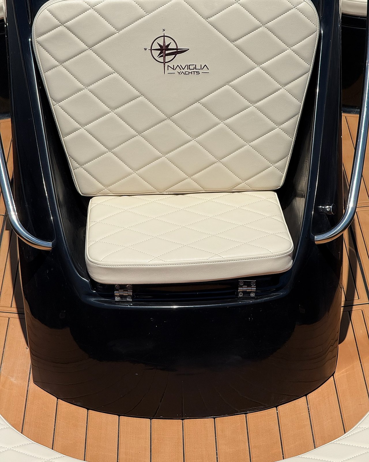 Seduta fronte consolle crema con logo e pagliolo effetto teak curvo ai piedi, NAVY 7.60