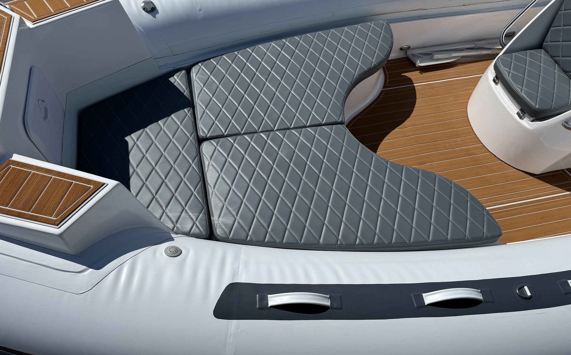 Tubolare bianco del NAVY 7.60 con maniglie, prendisole grigio trapuntato e pagliolo effetto teak