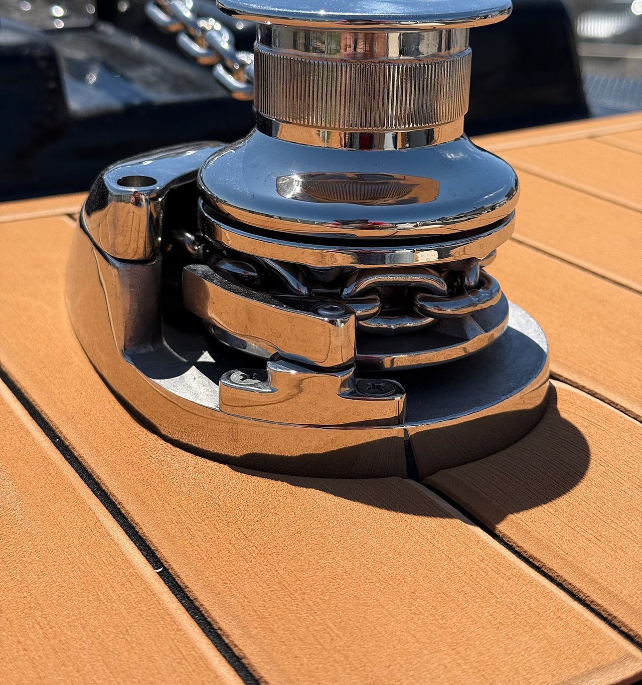 Verricello salpa-ancora inox lucidato a specchio con catena, su coperta effetto teak