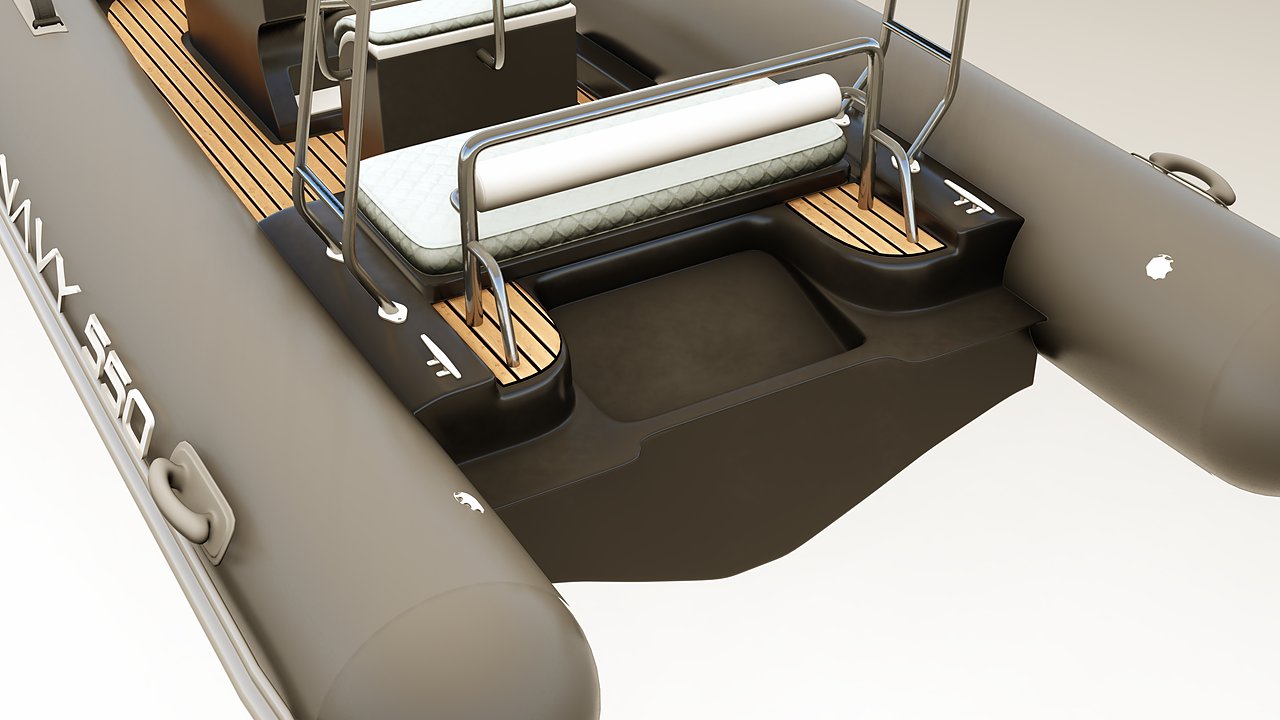 Poppa del NAVY 5.50: divanetto con poggiaschiena, pozzetto motore e gradini in teak