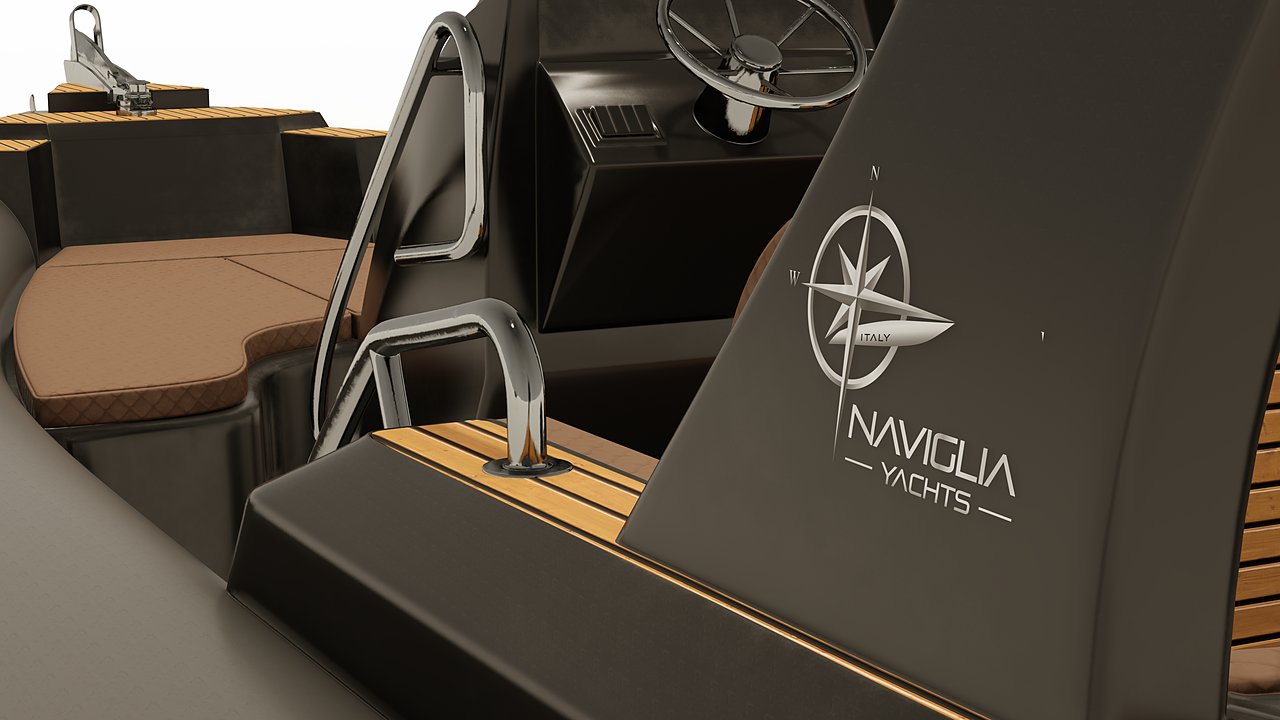 Visione Naviglia: il fianco di una consolle NAVY con il logo Naviglia Yachts e la rosa dei venti, accanto al tientibene in acciaio