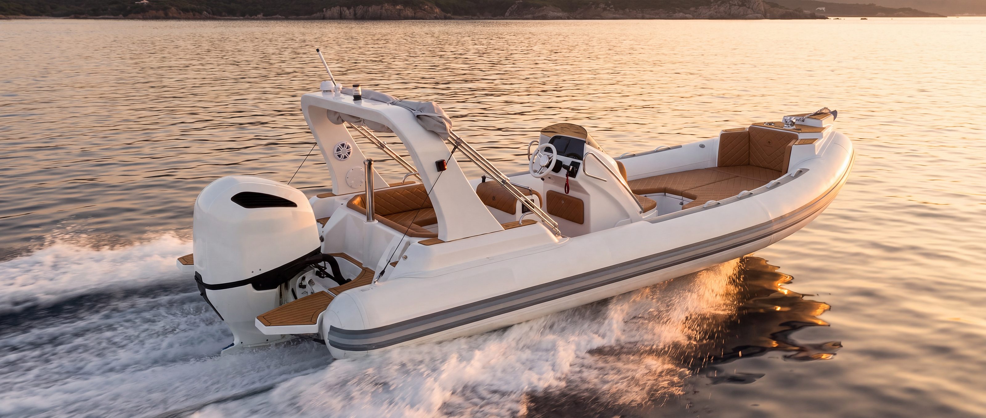 Naviglia vision: the white NAVY 7.60 planing at sunset seen from the stern, with a white wake on a gold-coloured sea