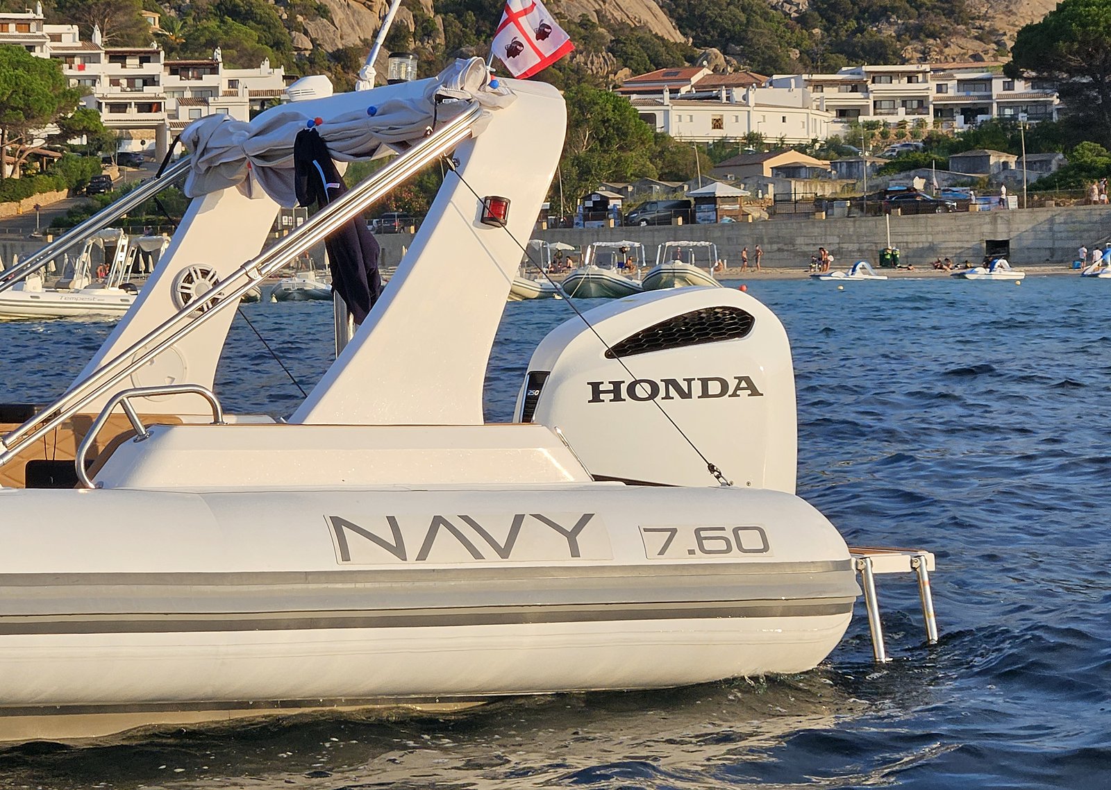 Poppa del NAVY 7.60: roll-bar in vetroresina, fuoribordo Honda bianco e scritta sul tubolare