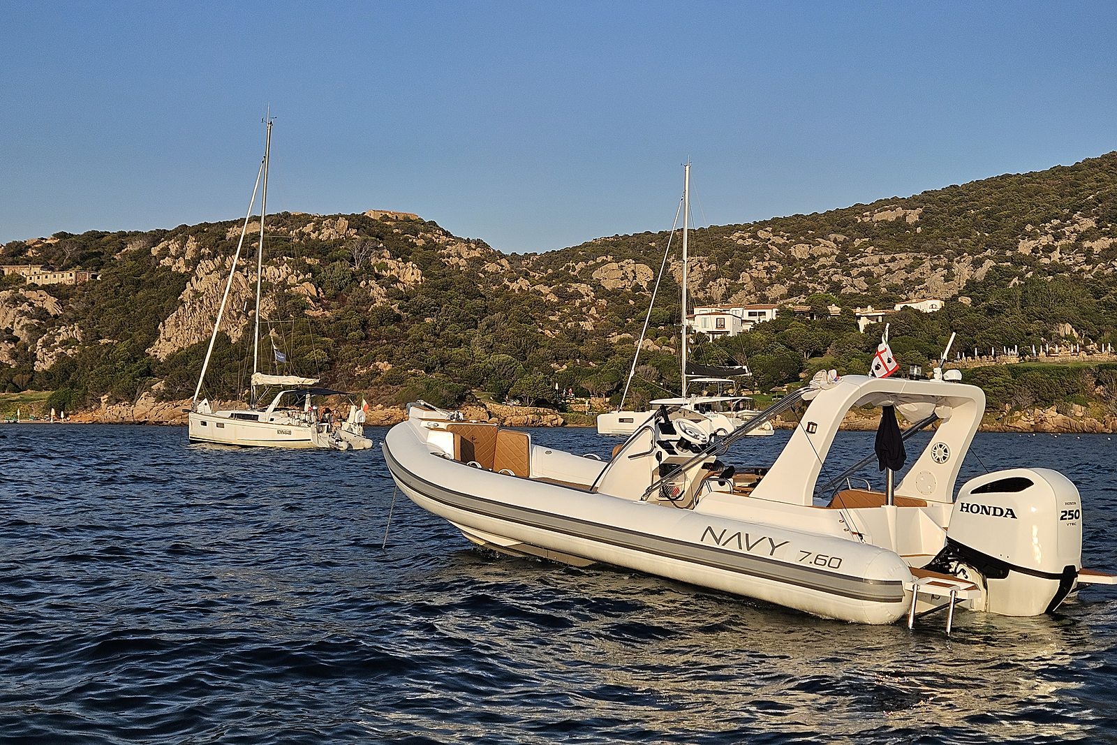 NAVY 7.60 di tre quarti da poppa con Honda 250 VTEC, plancette e scaletta bagno
