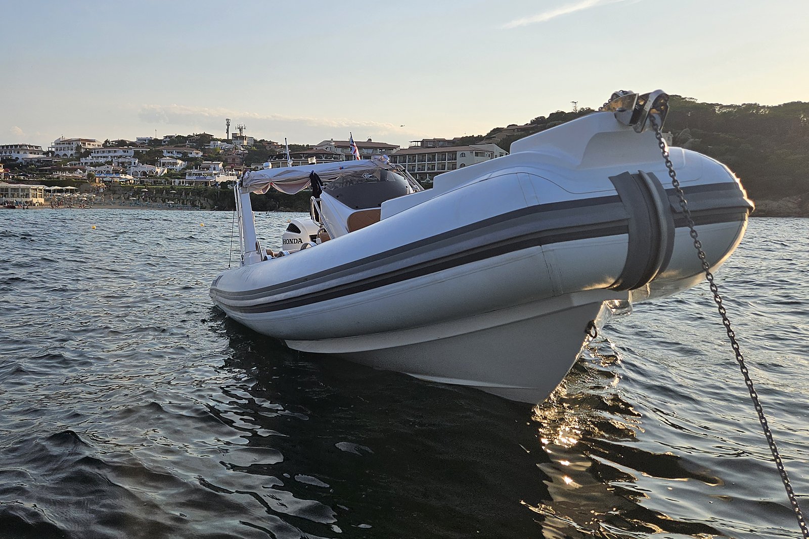 Close view of the NAVY 7.60 bow: stainless bow roller, anchor chain and grey tube bands