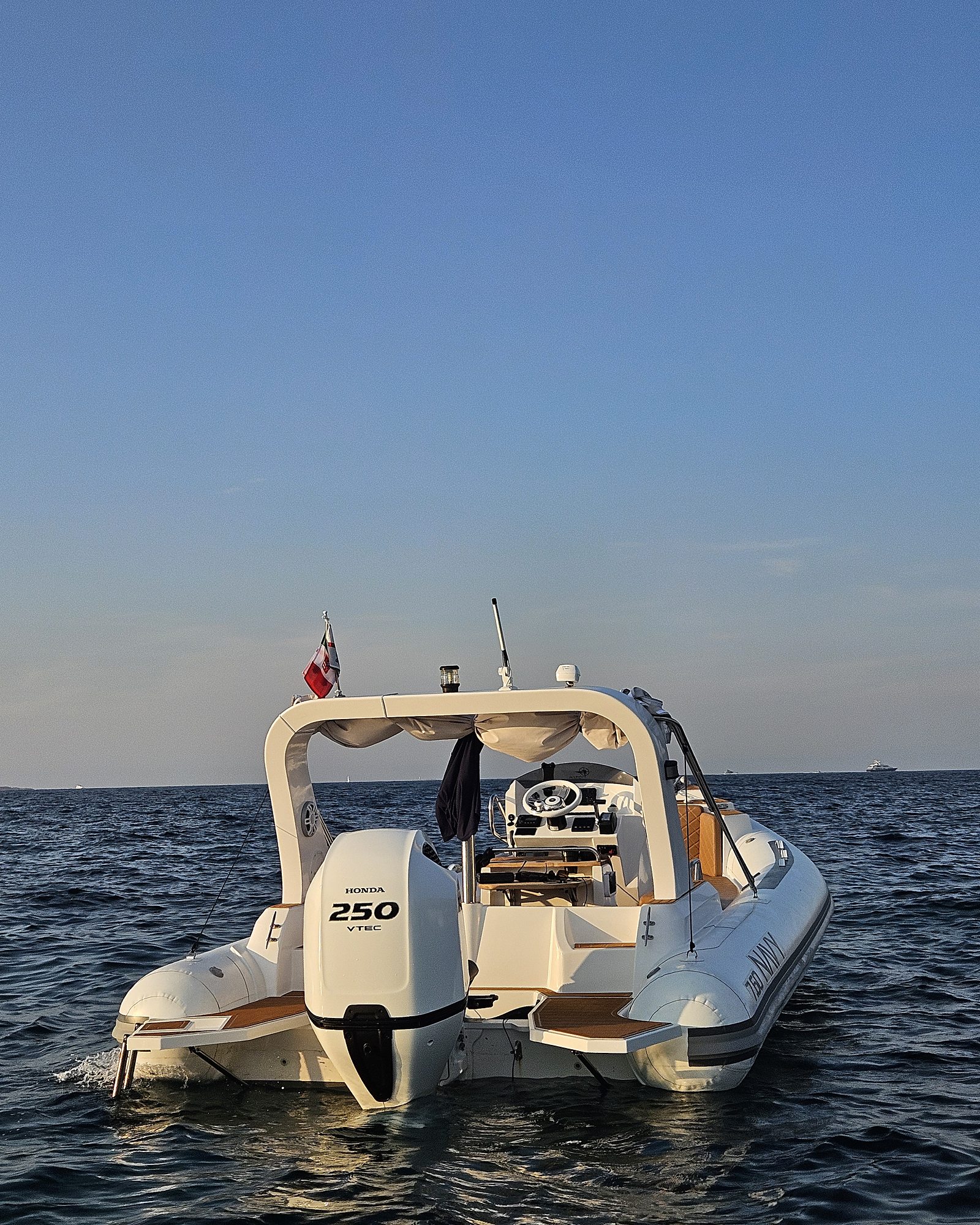 NAVY 7.60 da poppa in mare aperto, Honda 250 VTEC e orizzonte in bolla