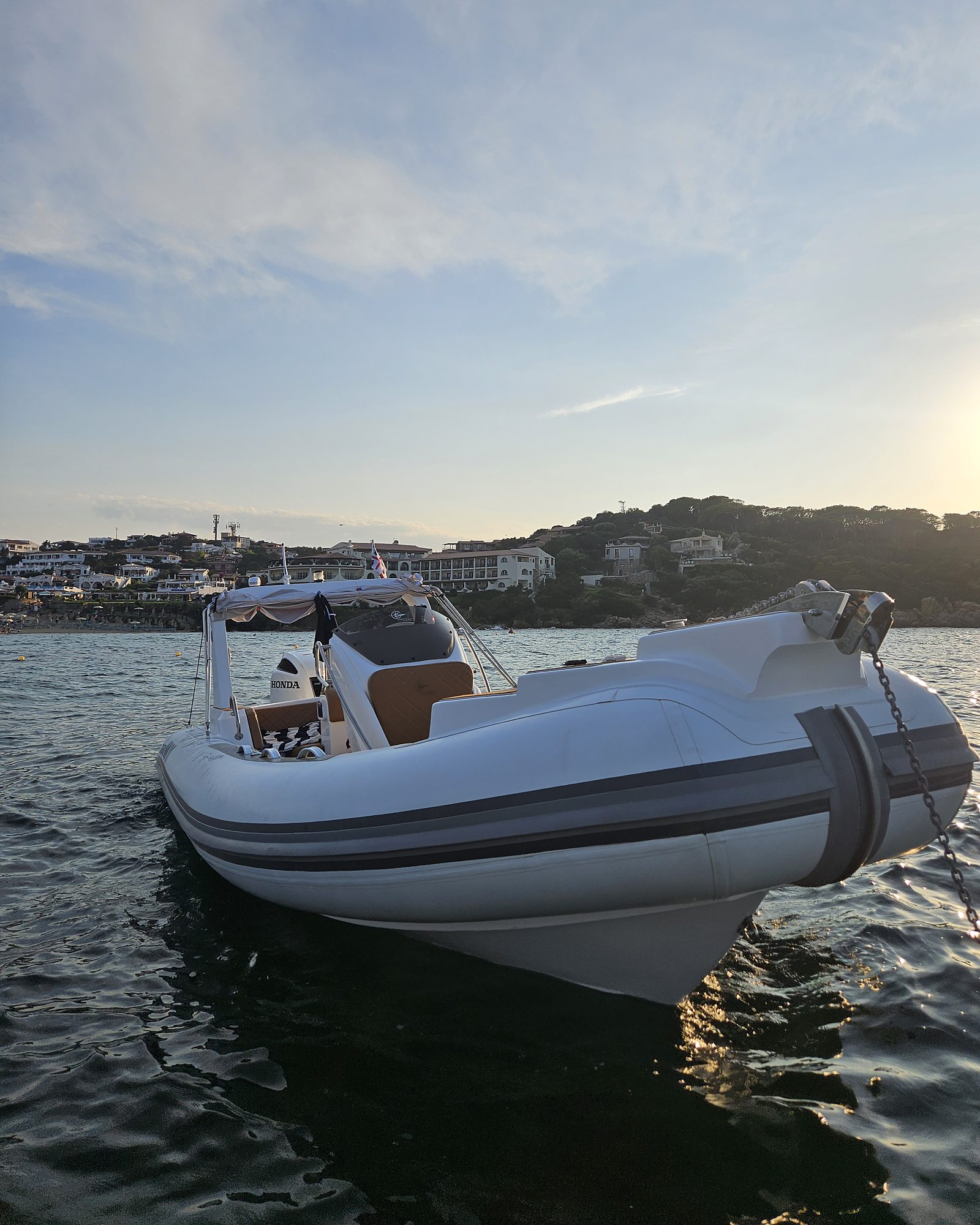 Prua del NAVY 7.60 con catena dell'ancora sotto un cielo ampio al tramonto