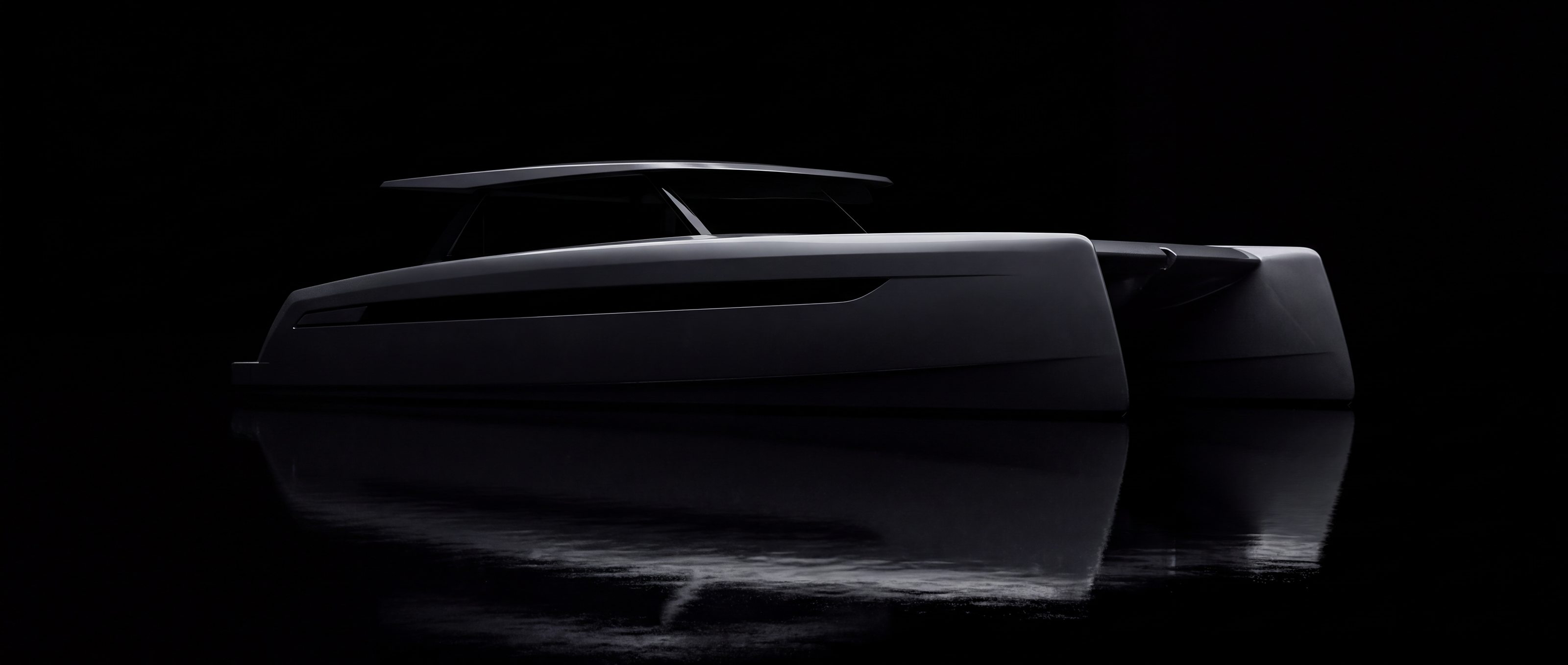 Visione Naviglia: il catamarano a motore NAVY P40 in ombra, con il profilo disegnato da una sola lama di luce e il riflesso sull'acqua nera
