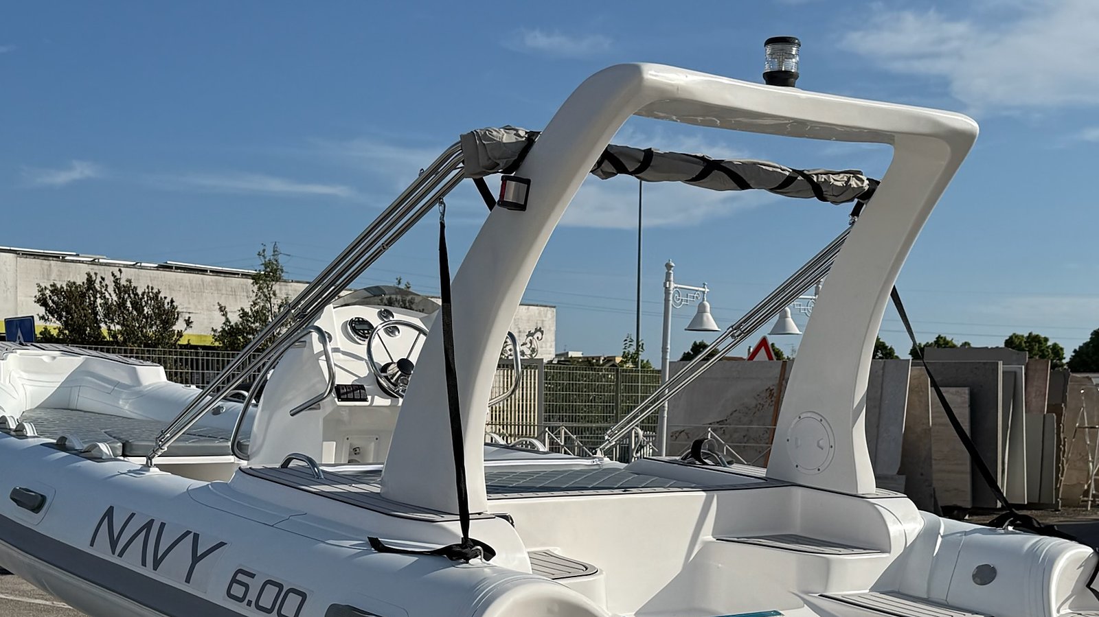 NAVY 6.00 bianco di tre quarti da poppa: roll-bar bianco, consolle e scritta sul tubolare