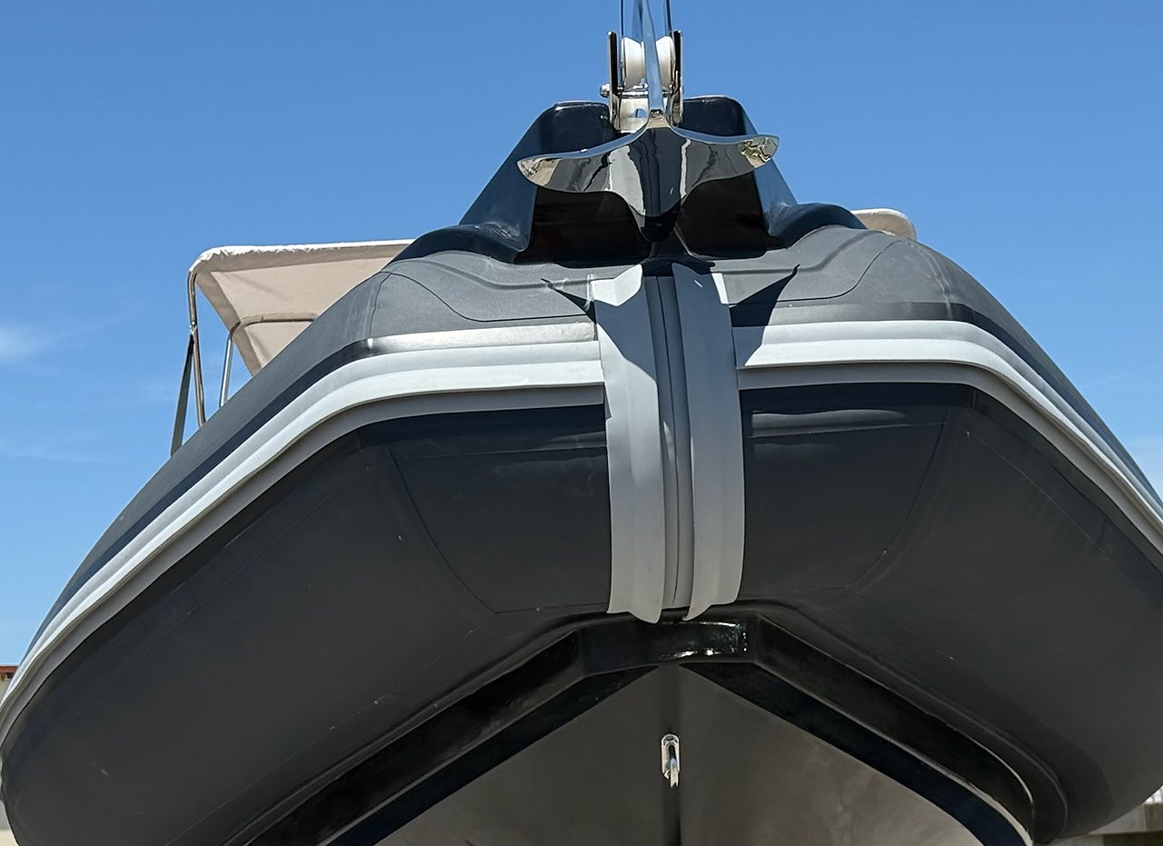 Anthracite NAVY 7.60 bow from below: deep-V hull, grey rubbing strake and stainless bow roller
