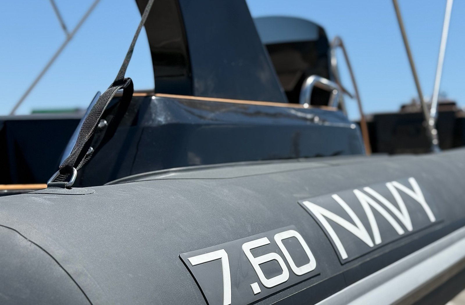 Scritta 7.60 NAVY bianca in rilievo sul tubolare antracite, roll-bar nero sullo sfondo