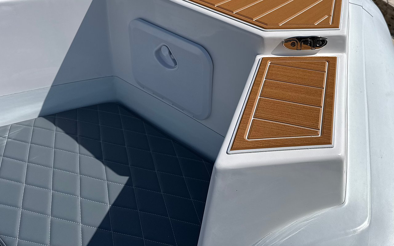 Gavone di prua in vetroresina bianca con portello, bitta inox e gradino effetto teak