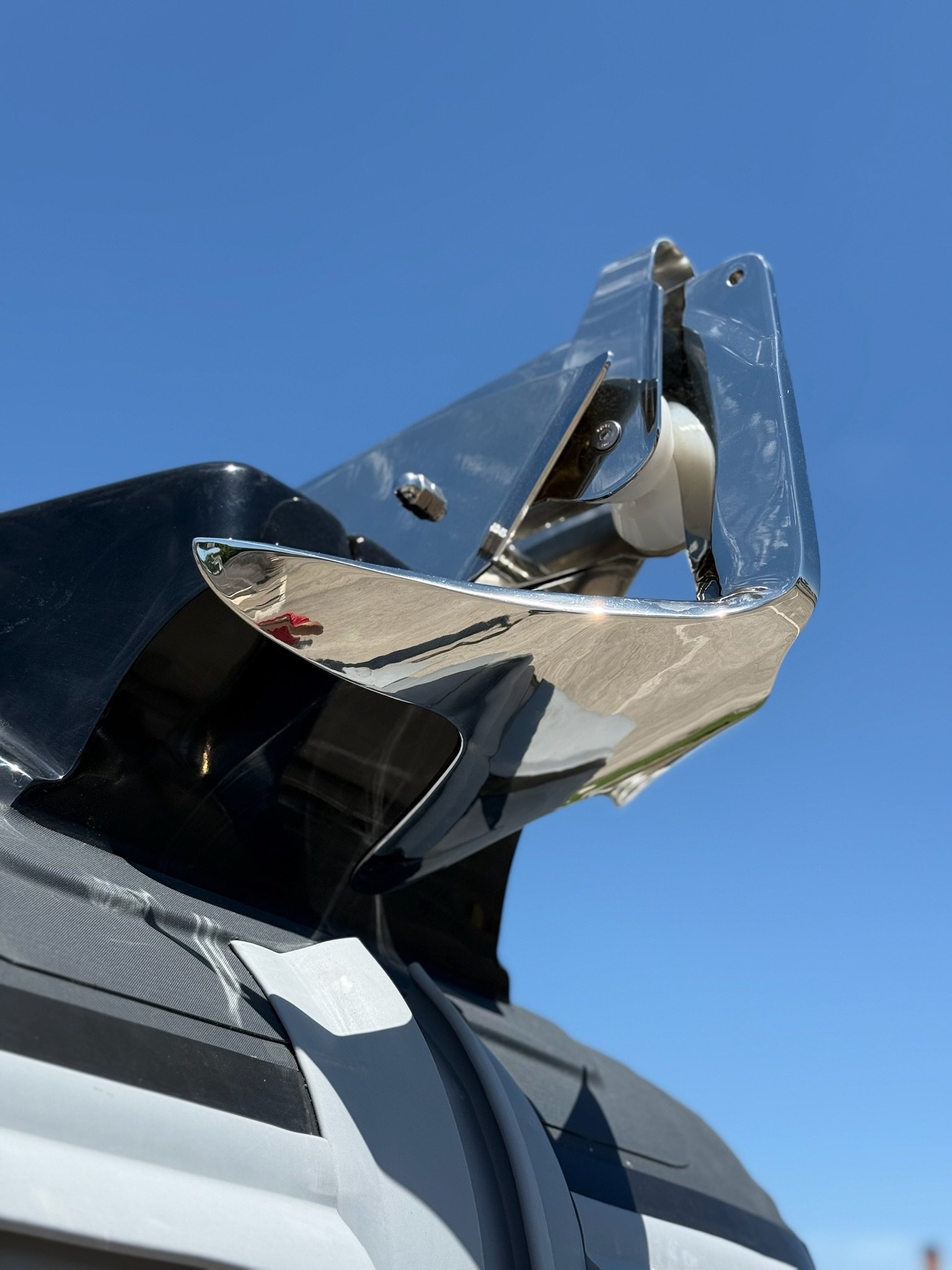Musone inox lucidato a specchio del NAVY 7.60 antracite contro il cielo blu