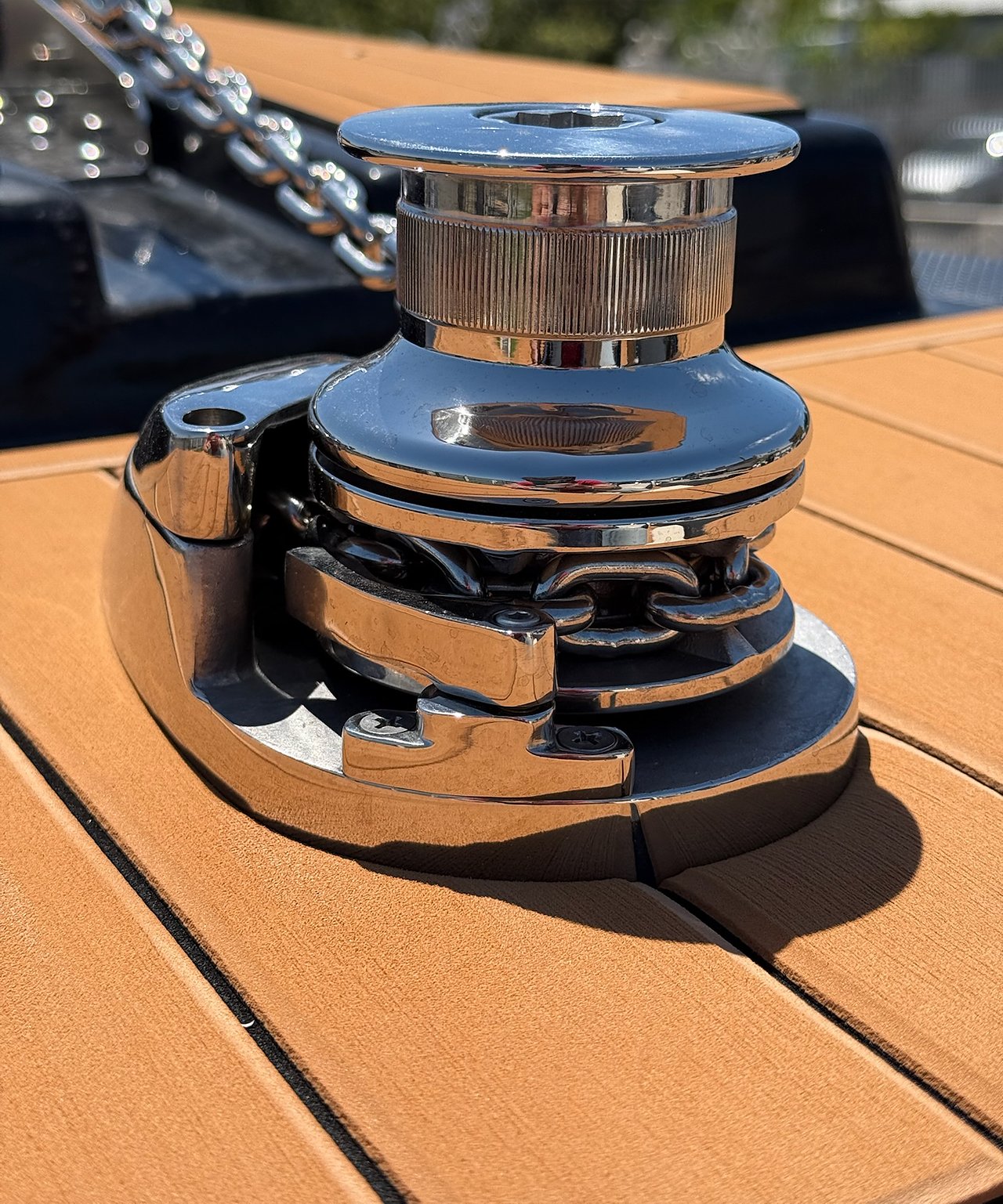 Verricello salpa-ancora inox con catena sulla coperta effetto teak del NAVY 7.60