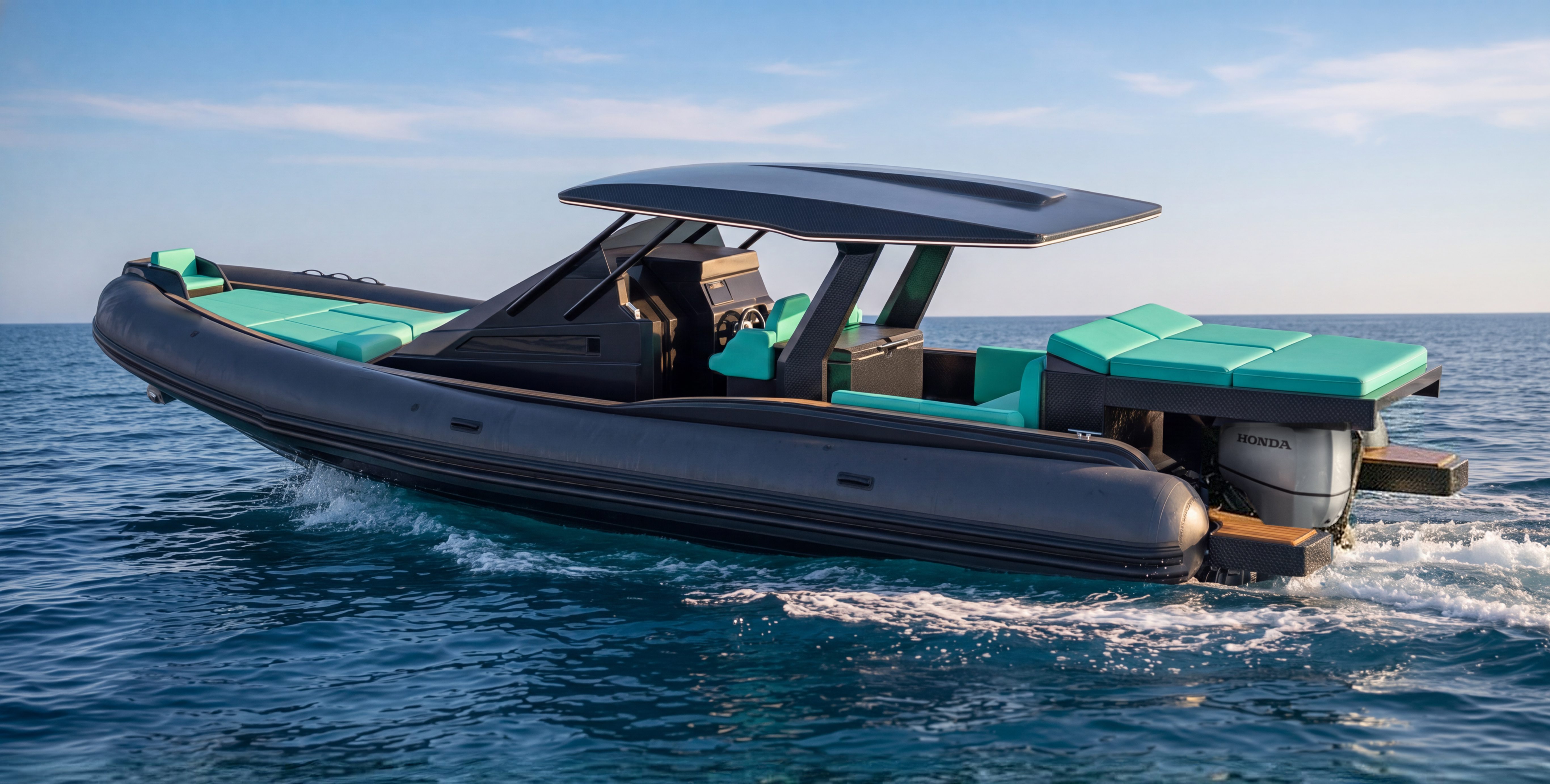 Il NAVY 9.50 Cabinato in navigazione di giorno, con i tubolari neri, l'hard-top nero, i cuscini turchesi e la calotta argento di un Honda BF350 sotto il prendisole di poppa