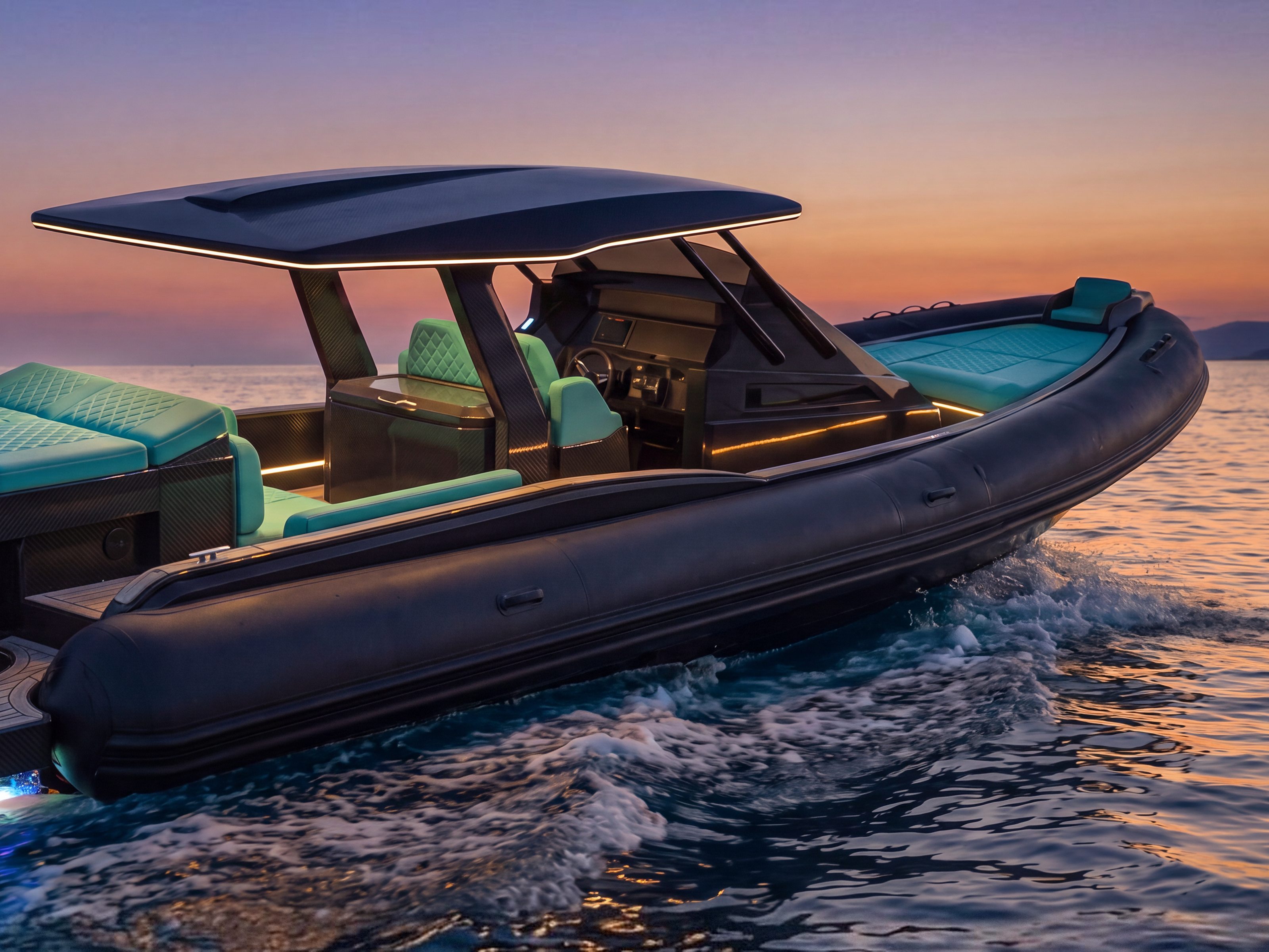 Visione Naviglia: il NAVY 9.50 Cabinato in mare al crepuscolo, con l'hard-top bordato di luce, le sedute di guida e il divano turchesi e il tubolare nero fino alla prua