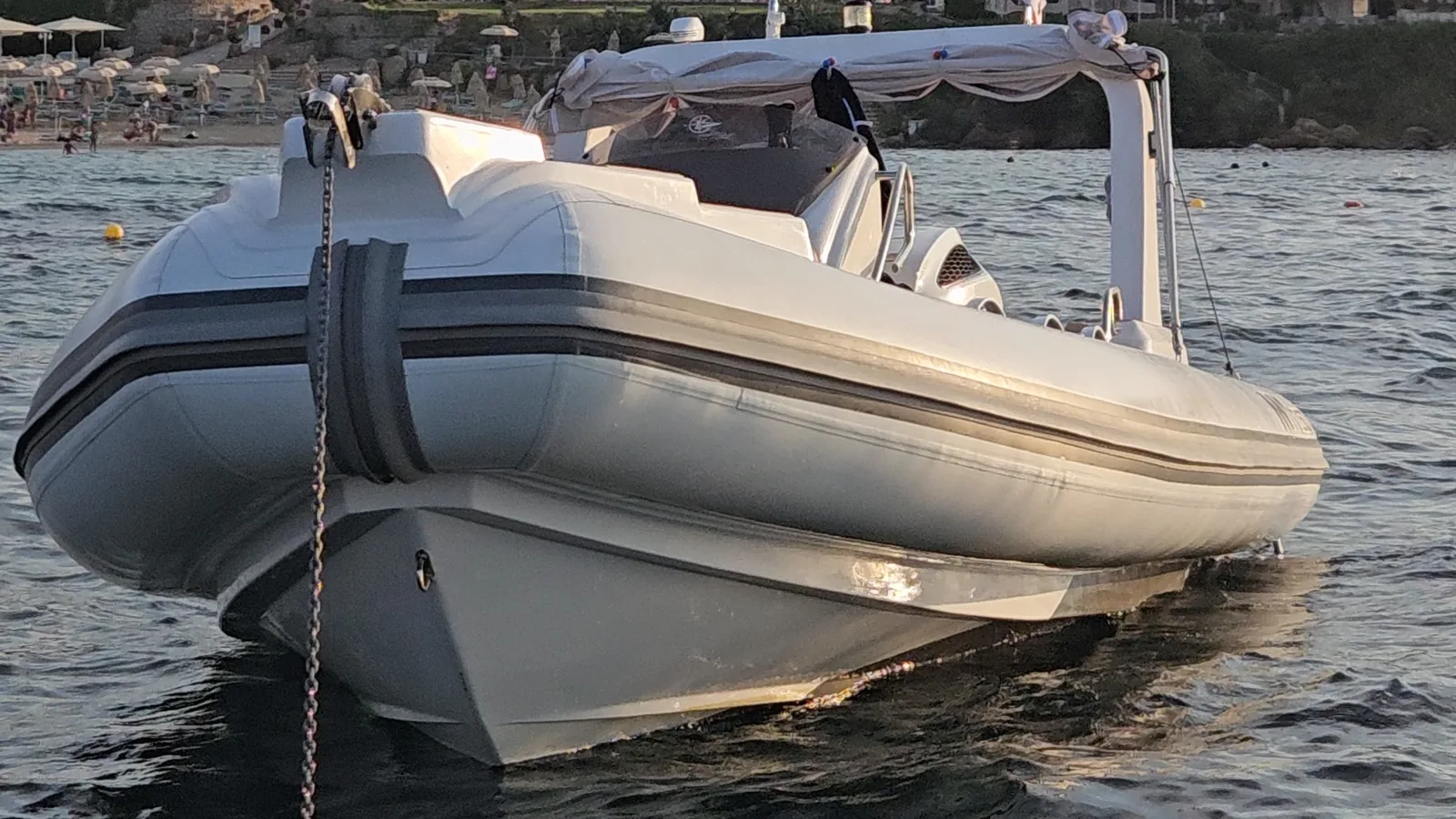 NAVY 7.60 at anchor: bow, light-coloured tube with grey band and anchor chain